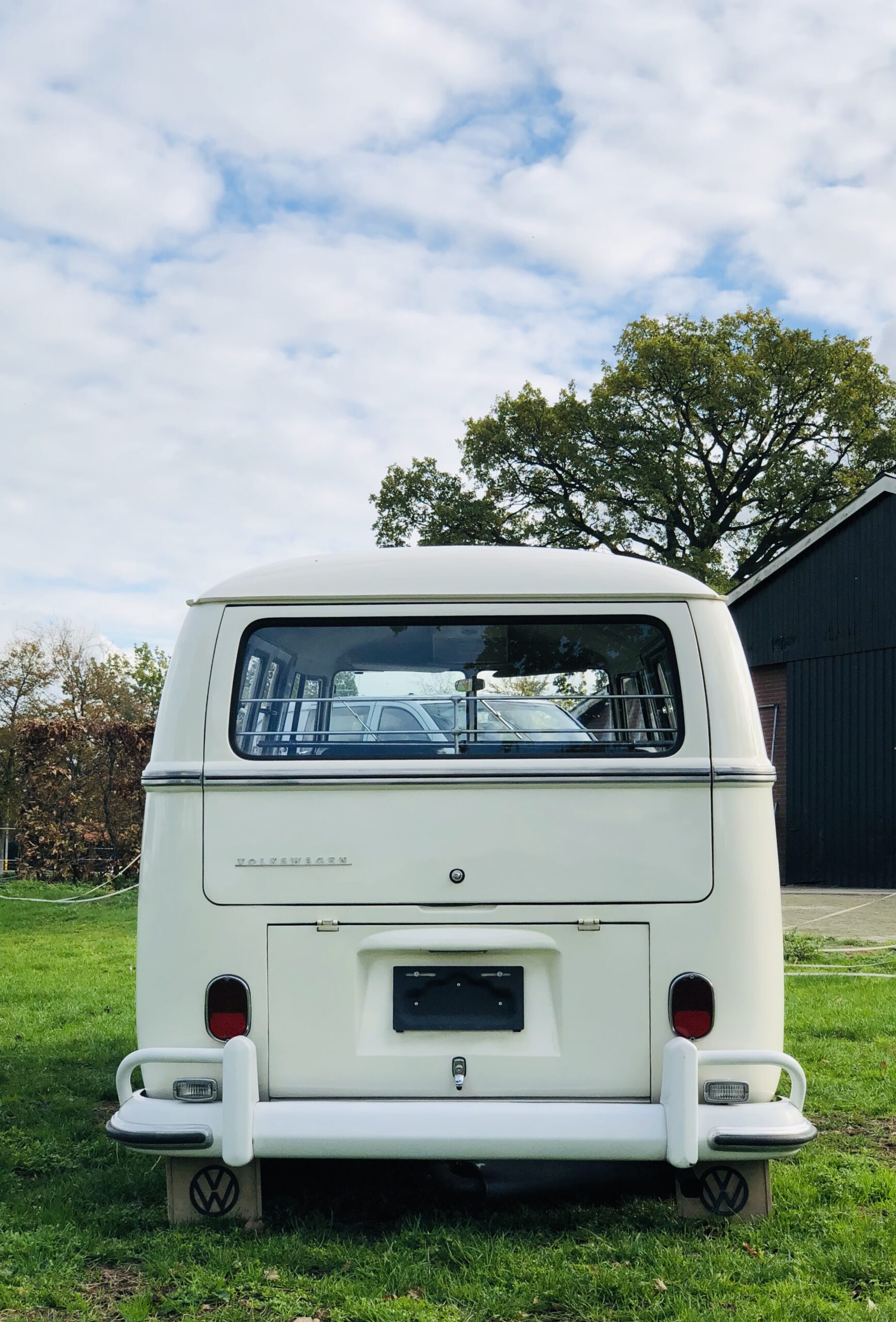 Komplett weisse Bulli als Trauauto